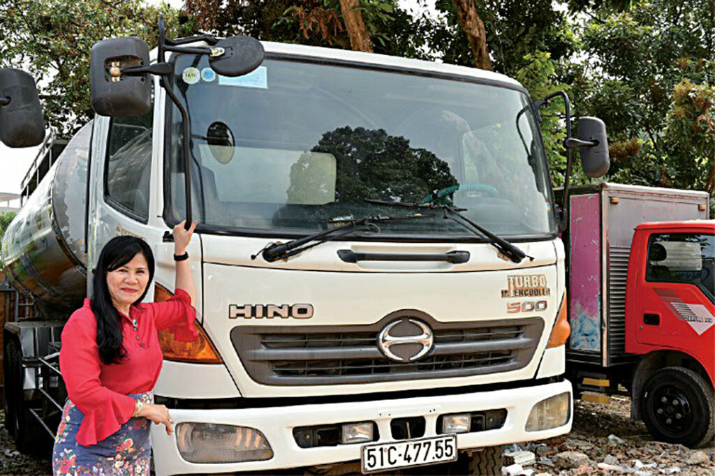 xe tải hino - Bà Bà Phan Thị Ngọc Thạnh giám đốc công ty vận tải Vạn Thành công đứng bên xe tải Hino - xe hino bôn 500