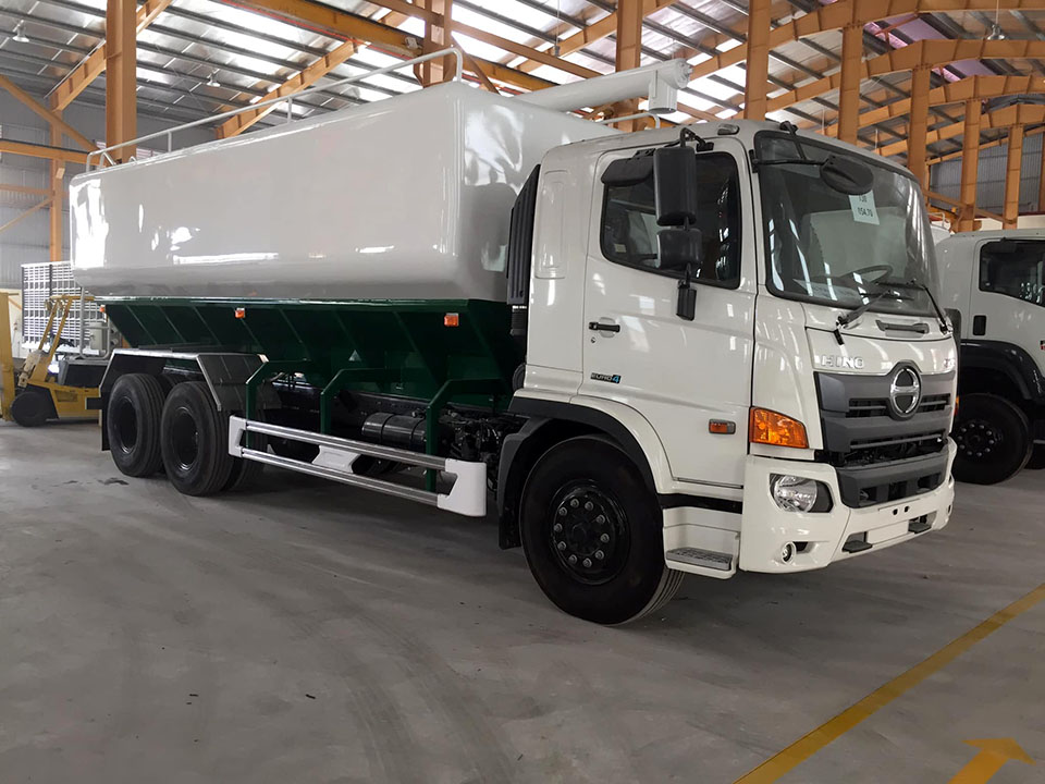 xe bồn cám hino 15 tấn thùng 26 khối