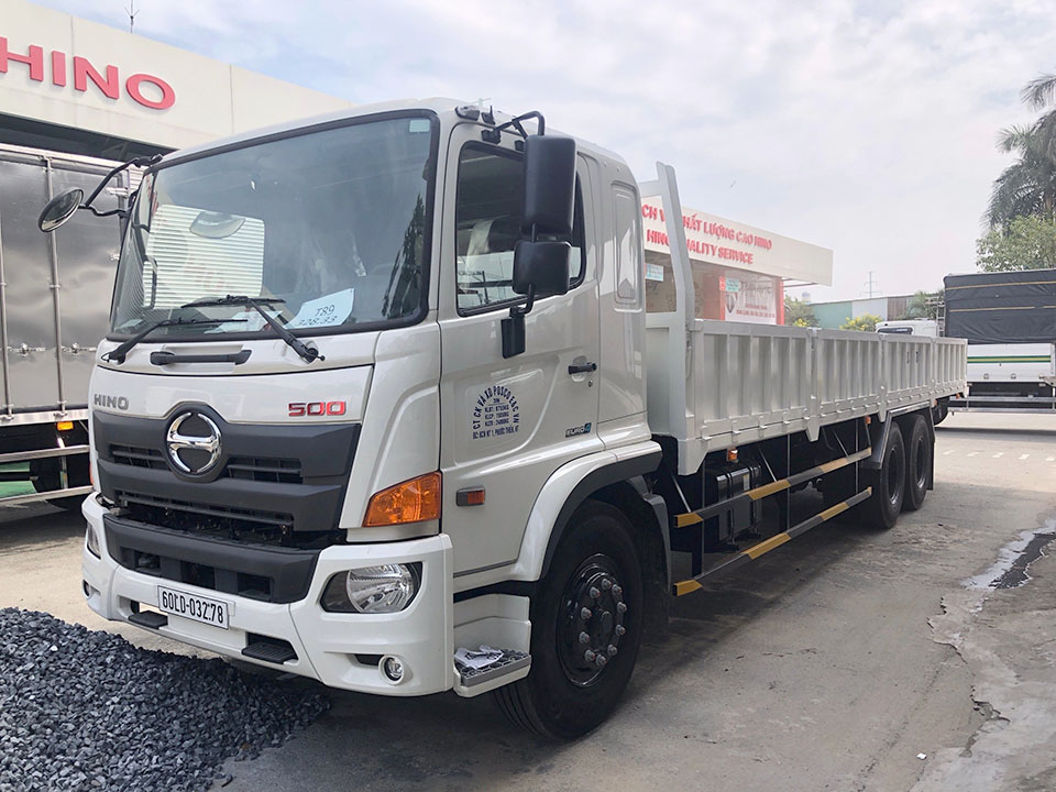 xe thùng lửng thiết kế tiêu chuẩn của xe Hino 500 vách xương