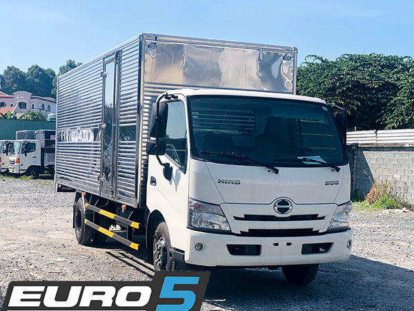 xe tải Hino 3.5 tấn thùng kín, tải trọng chở 3.490 kg, thùng lọt lòng dài 5.2m