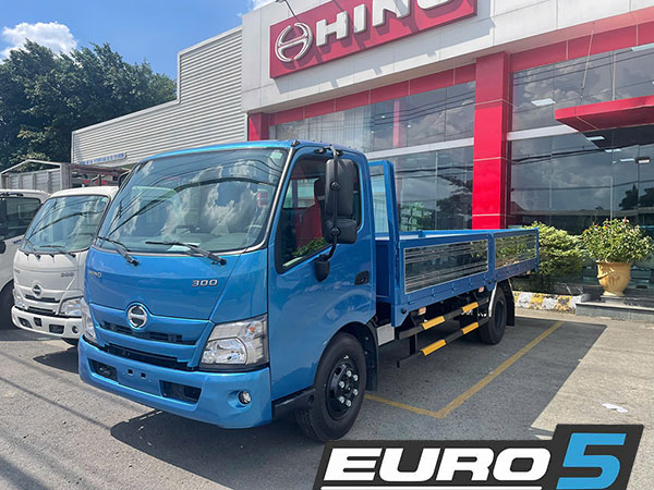 xe tải Hino 3.5 tấn thùng lửng đặt tại đại lý Hino hồ chí minh, cabin màu xanh