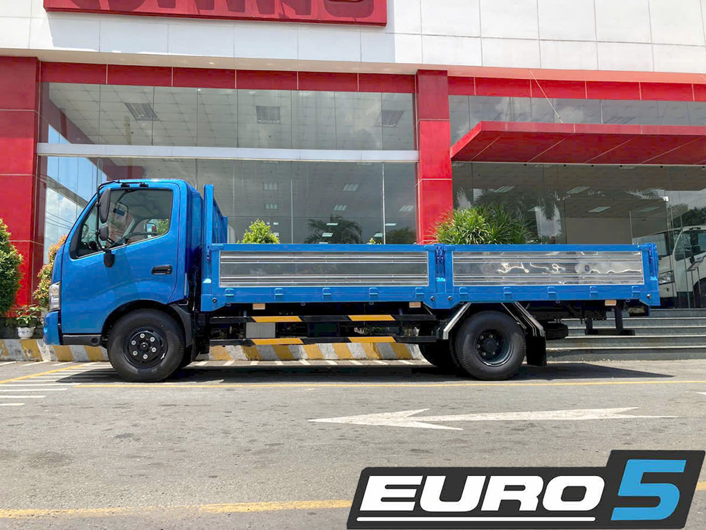 nhìn ngang xe tải hino 3.5 tấn euro thùng lửng